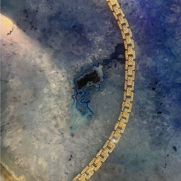 Radiant Gold Bracelet with Intricate Detailing - Picture 5 of 5